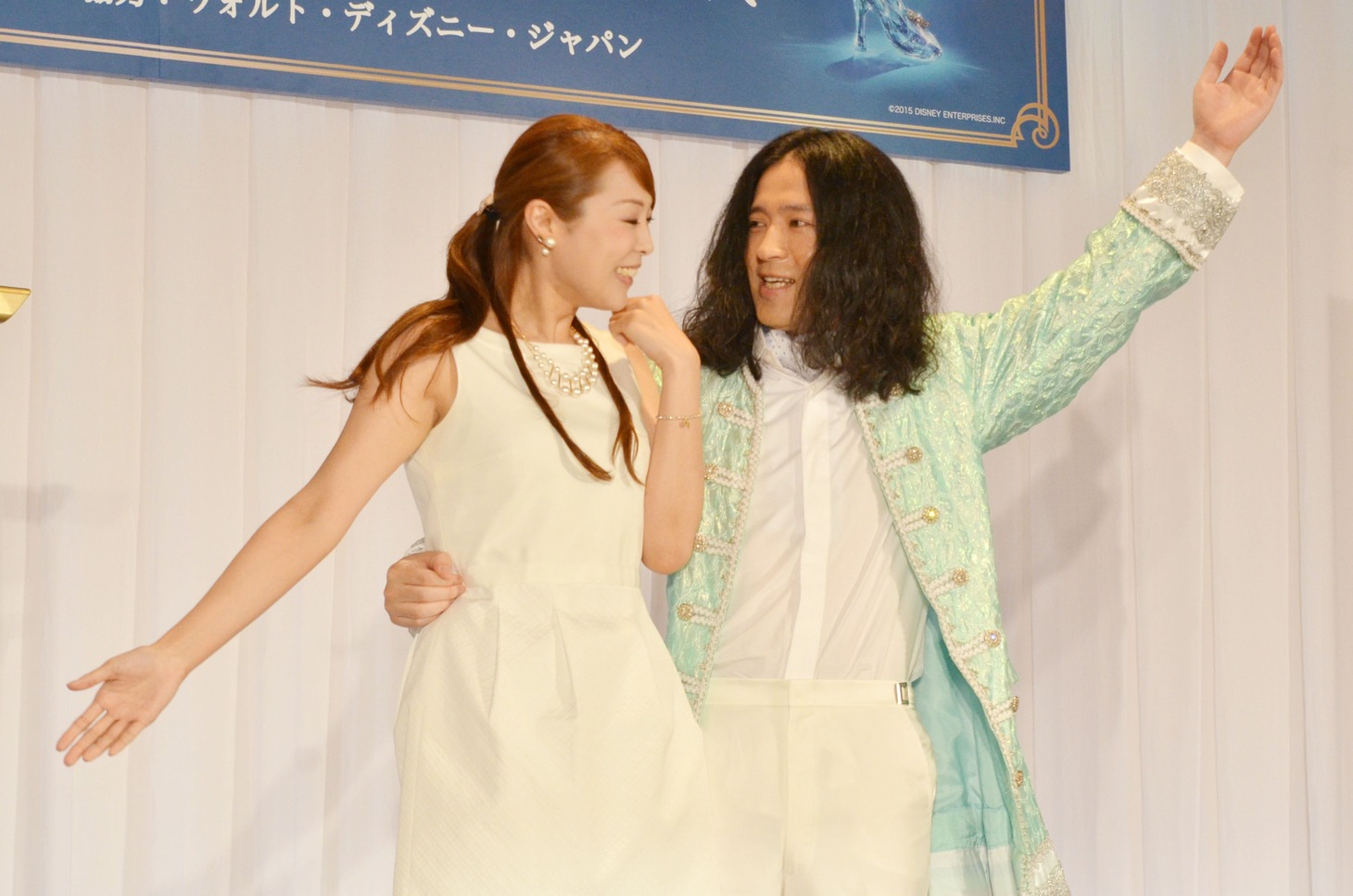 「シンデレラ川柳コンクール表彰式」で、大賞を受賞した女性をエスコートして“腰グイ”で抱き寄せるピース又吉（右）。