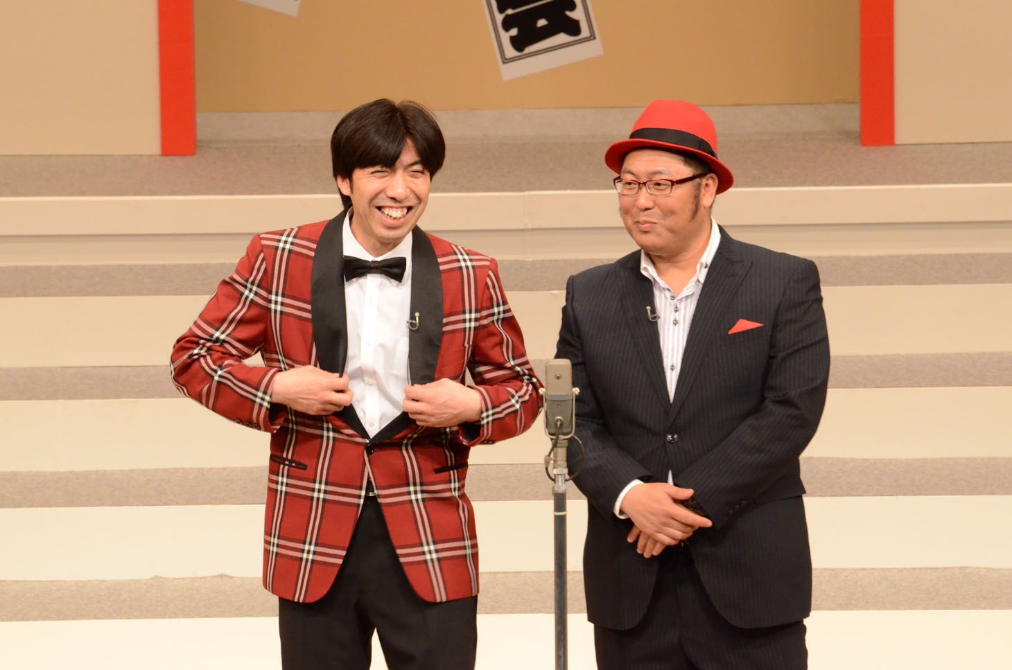 漫才協会新理事のねづっち（左）。写真は「第45回 漫才大会」での一幕。