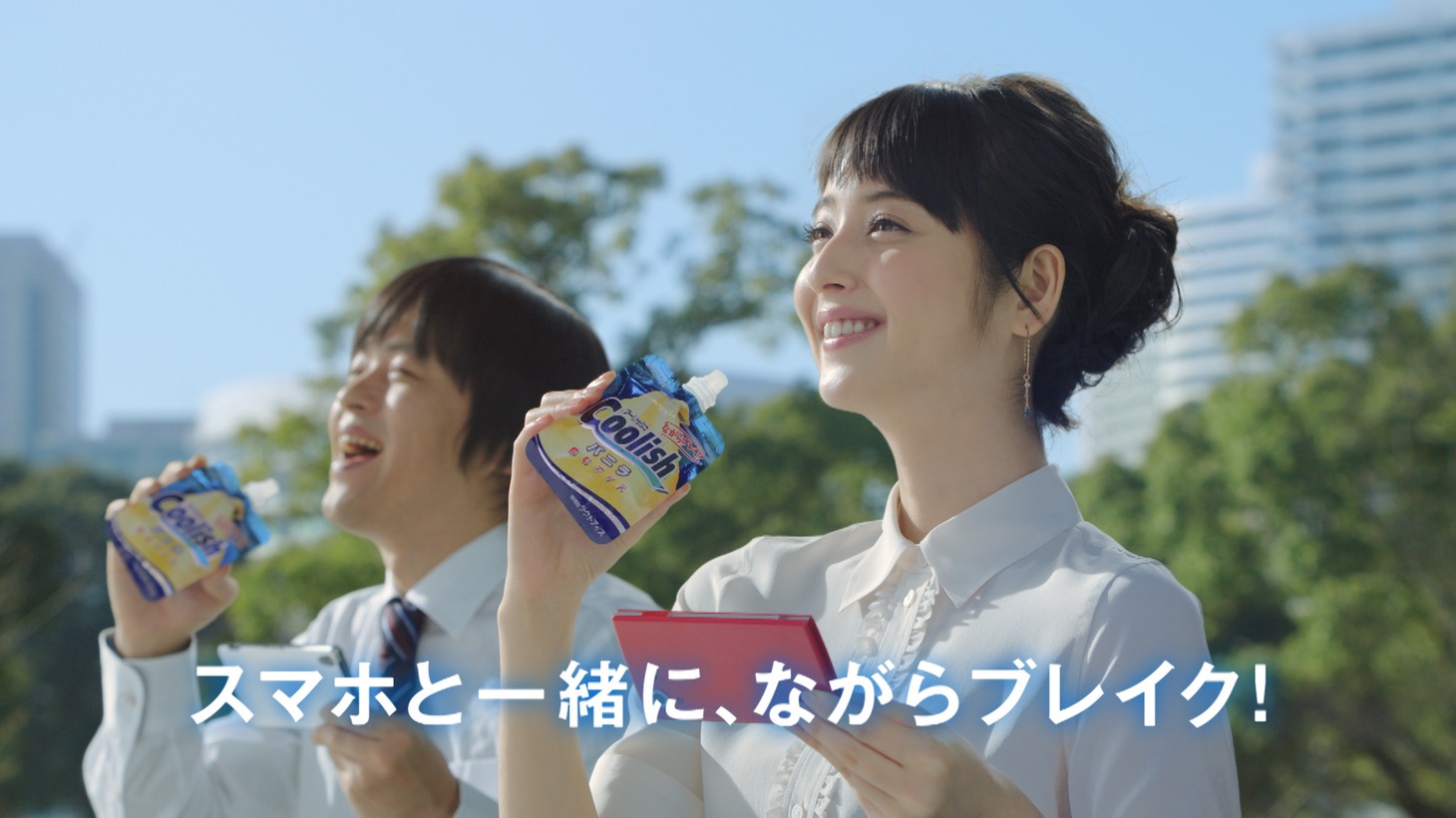 「クーリッシュ」の新CMに出演するバカリズム（左）と佐々木希（右）。