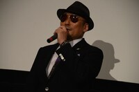 「天才バカヴォン～蘇るフランダースの犬～」の主題歌を担当するクレイジーケンバンドの横山剣。