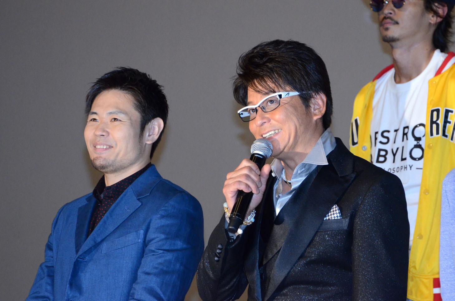 左から監督の品川ヒロシ、哀川翔。