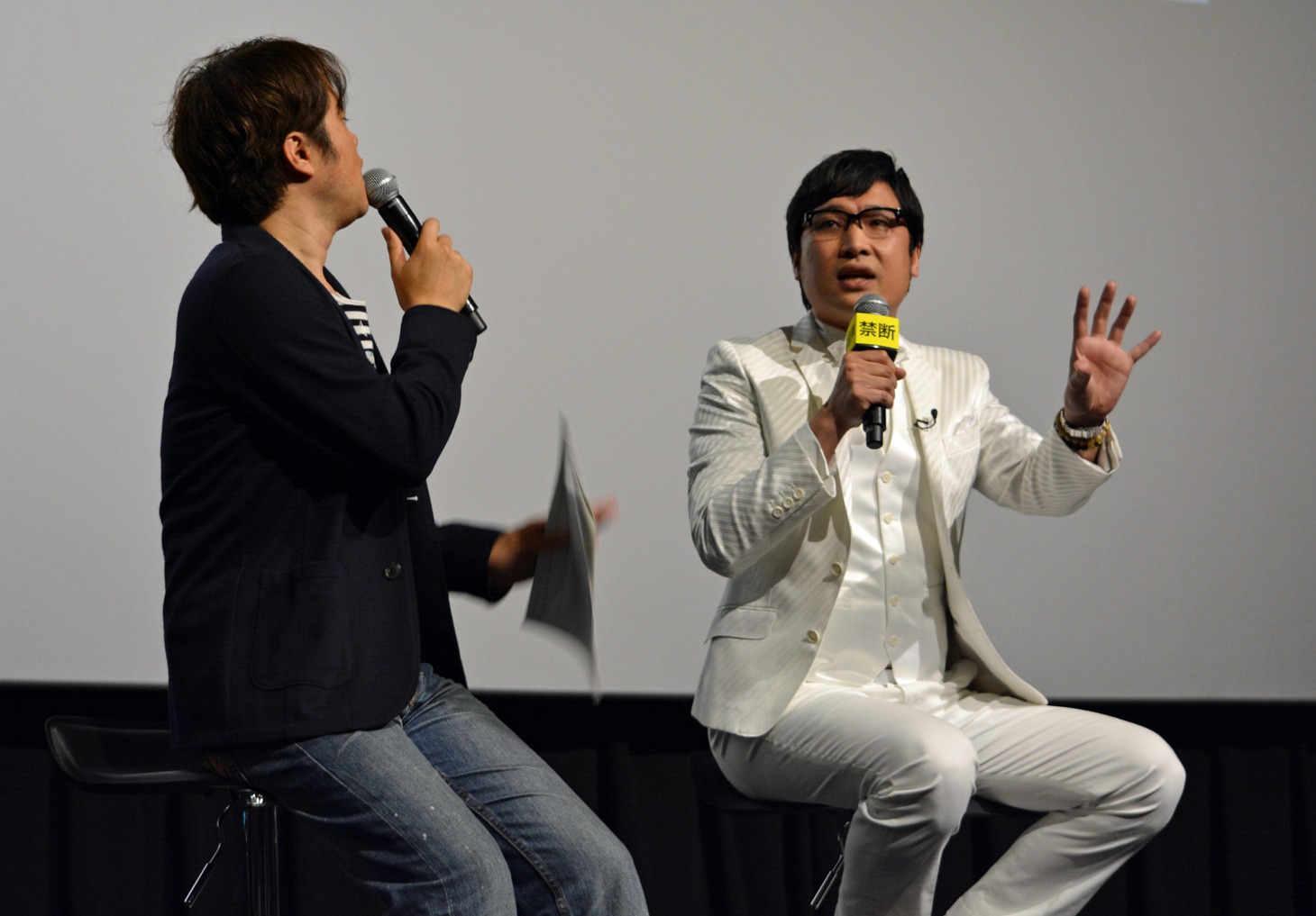 映画「テラスハウス クロージング・ドア 禁断の副音声版」トークイベントの様子。