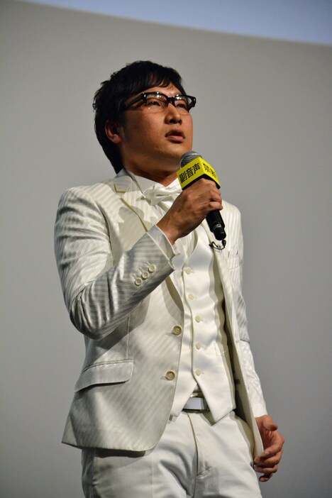 今井洋介の歌マネを披露する南海キャンディーズ山里。