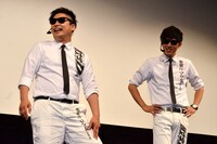 普段の赤ではなく、作品にちなんだ白黒の衣装で登壇した、8.6秒バズーカー。