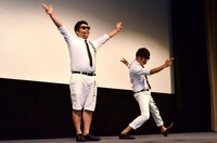 持ちネタ「ラッスンゴレライ」の「頭文字D」バージョンを披露する、8.6秒バズーカー。