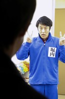 堀内が三村（内村）の前でネタを披露するシーン。(c)NHK