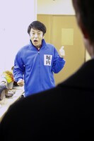 堀内が三村（内村）の前でネタを披露するシーン。(c)NHK