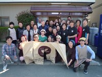 福島県南相馬市の人たちと記念撮影をするコロッケ（前列左から3番目）。 (c)NHK