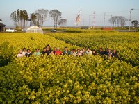 福島県南相馬市の人たちと記念撮影をするコロッケ（中央）。 (c)NHK