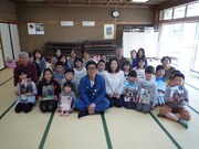 福島県南相馬市の人たちと記念撮影をするコロッケ（中央手前）。 (c)NHK