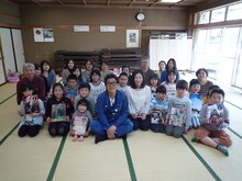 福島県南相馬市の人たちと記念撮影をするコロッケ（中央手前）。 (c)NHK