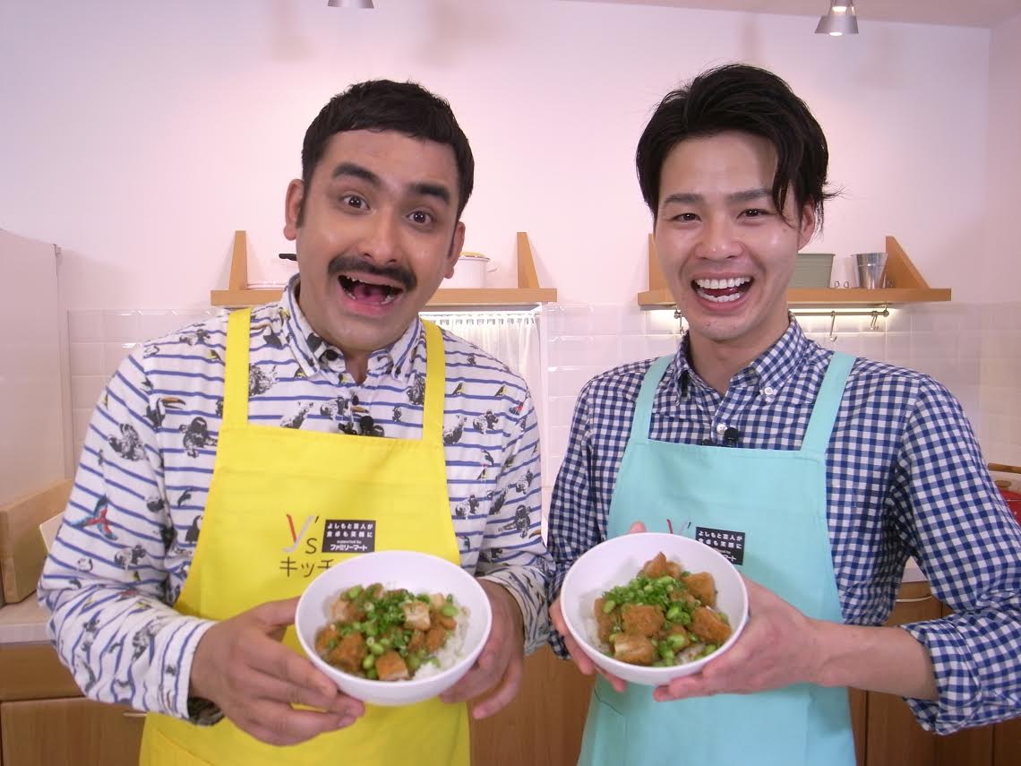 「Y'sキッチン」でファミチキ枝豆みぞれ丼を作ったデニス。