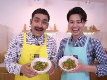 「Y'sキッチン」でファミチキ枝豆みぞれ丼を作ったデニス。