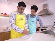 「Y'sキッチン」で調理を手伝うデニス。