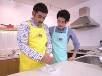 「Y'sキッチン」で調理を手伝うデニス。