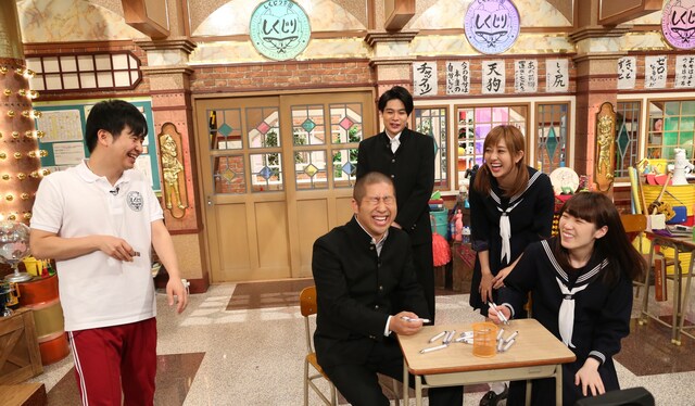 「しくじり先生 俺みたいになるな!!」のネット限定ムービー「しくじり文房具で遊ぼう」のワンシーン。 (c)テレビ朝日