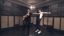 「あったかいんだからぁ♪ feat. 押尾コータロー、クマムシ佐藤」のミュージックビデオのワンシーン。