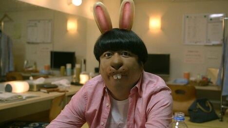 パズルゲーム「LINE ポコポコ」の新テレビCM「ポコタなの？」編に出演するバナナマン日村。