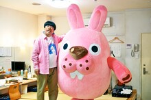 パズルゲーム「LINE ポコポコ」の新テレビCM「ポコタなの？」編で、ゲーム内のキャラクター・ポコタ（右）に変身するバナナマン日村（左）。