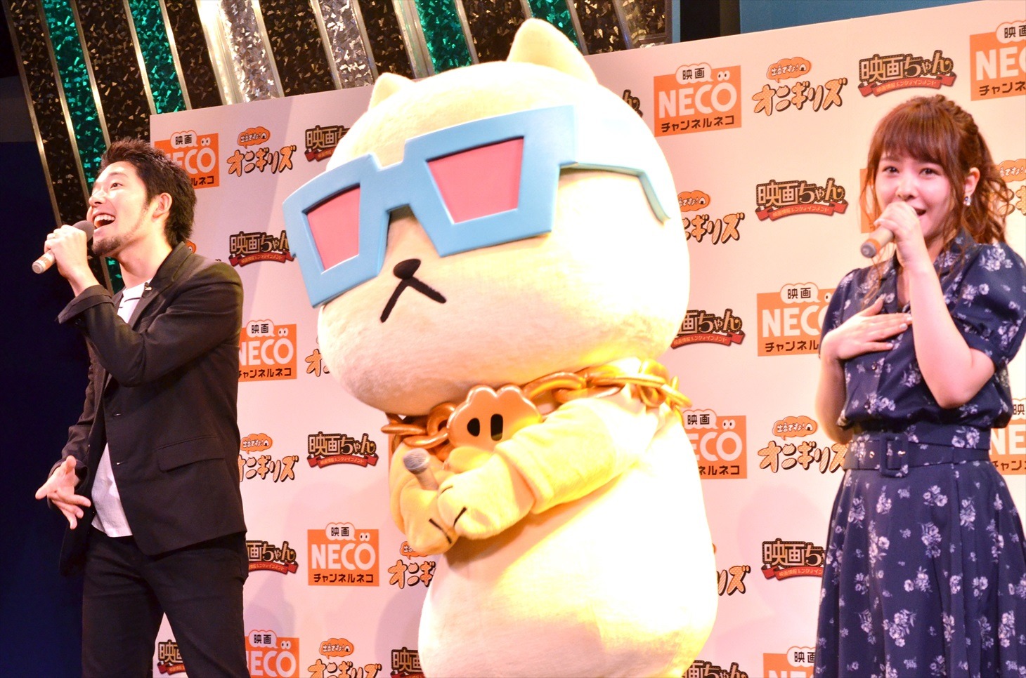 アニメ「出番ですよ！オニギリズ」の主題歌題歌「O.N.I.G.I.R.I.」を歌う（左から）オリエンタルラジオと山田菜々。