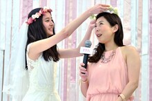 新木優子（左）に花の冠をかぶせてもらう椿鬼奴。