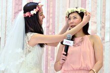 新木優子（左）に花の冠をかぶせてもらう椿鬼奴。