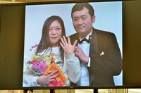 場内モニターに映し出された、（左から）椿鬼奴、グランジ佐藤。