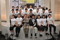 「LIFE! ステージ～人生に捧げるコントライブ～」収録後に撮影された集合写真。(c)NHK