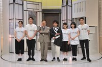 三津谷寛治ゼネラルエグゼクティブプレミアムディレクターに扮する内村光良（左から3人目）。(c)NHK