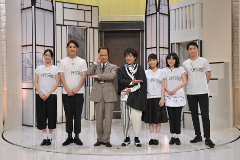 三津谷寛治ゼネラルエグゼクティブプレミアムディレクターに扮する内村光良（左から3人目）。(c)NHK