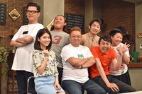 「七人のコント侍」第10期メンバー。手前左から川島海荷、サンドウィッチマン伊達、アンガールズ田中、後列左からシソンヌ長谷川、ロバート秋山、NON STYLE石田、やしろ優。