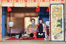 時代劇セットでコントを撮影した日本エレキテル連合。