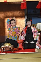 時代劇セットでコントを撮影した日本エレキテル連合。