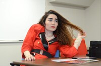 インタビューに応える平野ノラ。