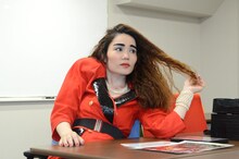 インタビューに応える平野ノラ。