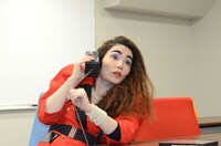 インタビュー中、ショルダーホンを取る平野ノラ。