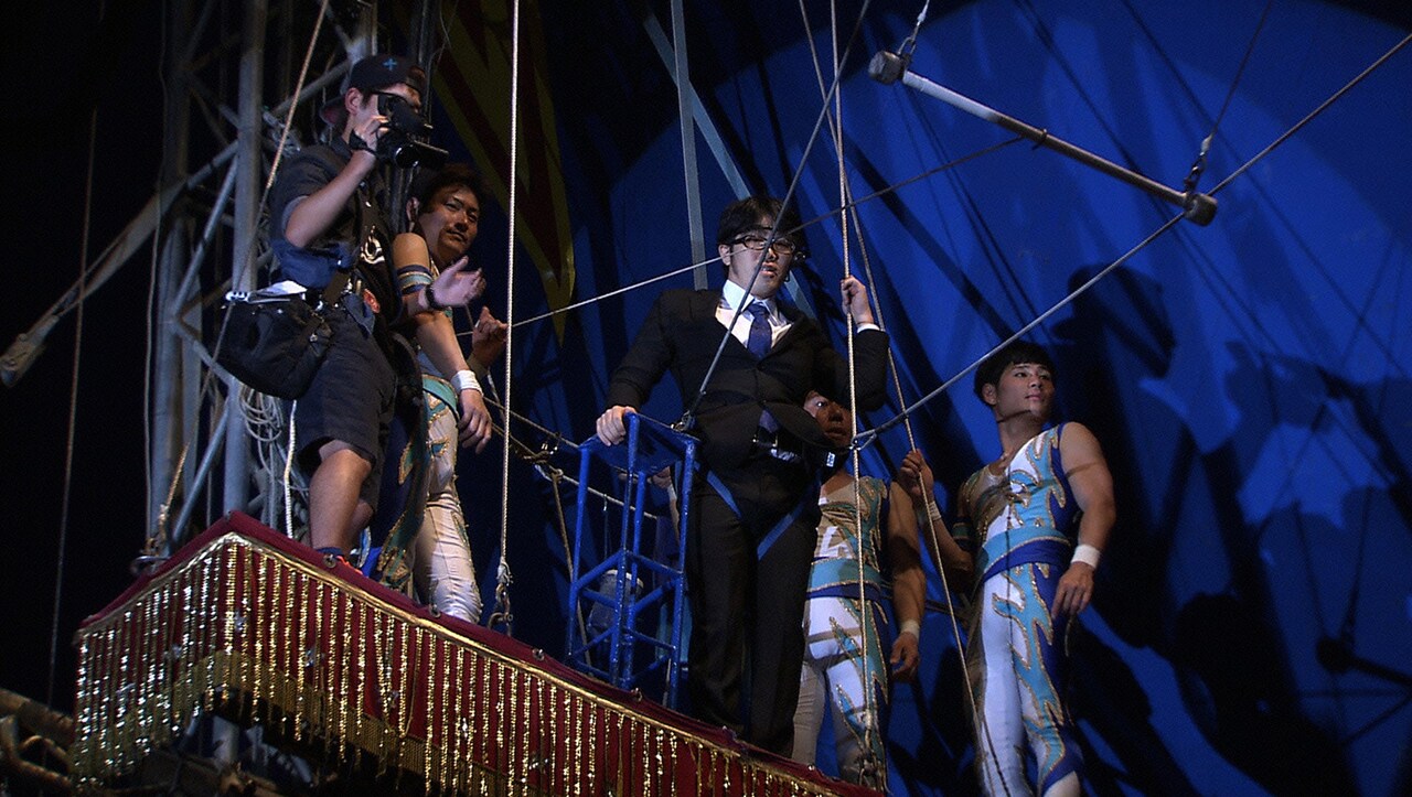 「笑神様」スーパーサラリーマンが空中ブランコで出勤