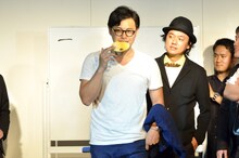 メンバーカラーが金に決まったアルコ＆ピース平子（中央）。