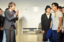 メンバーカラーが銀に決まった三拍子・高倉（左）と、「銀は（相方の）酒井がよかった！」と嘆くアルコ＆ピース平子（右）。