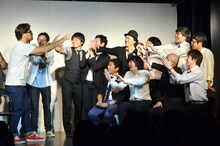 「付き合うならアルコ＆ピース平子」派の芸人たちと、その過熱する人気に応える平子（左端）。