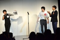 相方が100個のツッコミを達成したことを告げるトップリード新妻（左）。