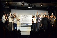 テーマソングを歌うFKDZ。