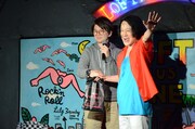 ライブのエンディングに乱入したパーティ内山(左)。