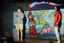 パーティ内山（左）の登場に怪訝な表情を見せる永野（右）。