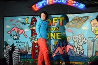 振り返る永野。