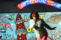 投げキッスを飛ばす永野。