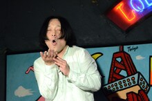 指でハートを描き観客に吹きかける永野。