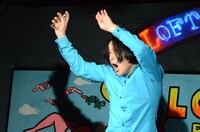 ノリノリで香水をつける永野。