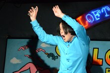 ノリノリで香水をつける永野。