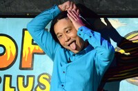 髪をとかす永野。